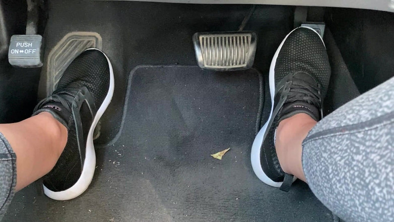 footivities: Pedal memompa dengan sepatu tenis oleh ivys feet