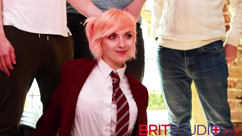 Brit Studio: Kočička ve vysokoškolské uniformě blowbang