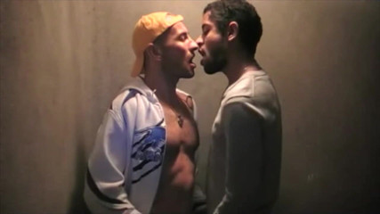 Gaybareback: สาวอาหรับเซ็กซี่วัยเยาว์โดนควยใหญ่เย็ดในห้องใต้ดิน
