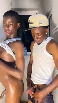 Seksi twink büyük yarakla sikiliyor