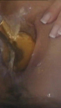Quente peituda milf chupa e cavalga um enorme pau vintage que goza na buceta dela no chuveiro