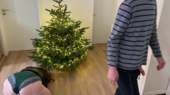 OurFetishLife: Tchýně ohnutá nad vánočním stromečkem zezadu a dostala sexy mrdku...
