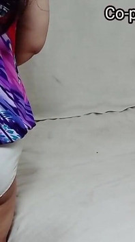 Une fille desi à gros cul auditionne la première, montre ses gros seins et fait du dirty talk
