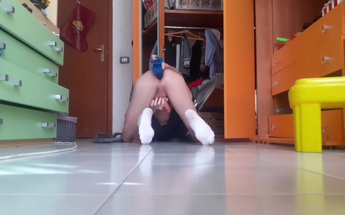 Ses_van: Eu enche minha bunda com um vibrador no meu aniversário...