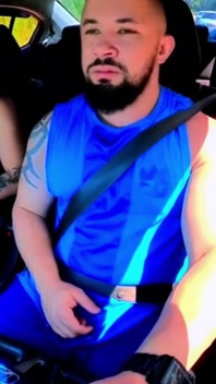 Non ha vergogna! Natzinha che mostra il seno nel traffico e si tocca