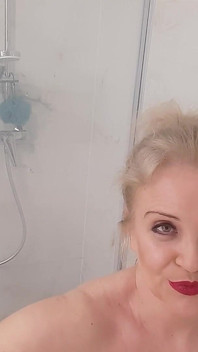 Äldre blondie med stora bröst som tar ångande dusch