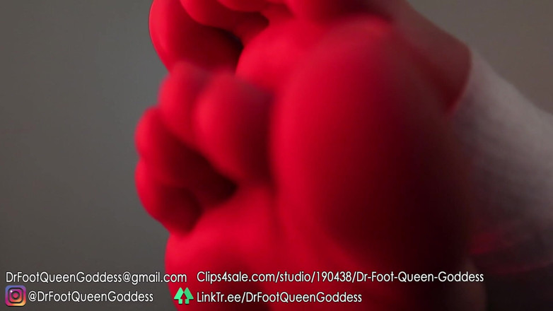 Dr. Foot Queen Goddess: Lòng bàn chân được quấn màu đỏ
