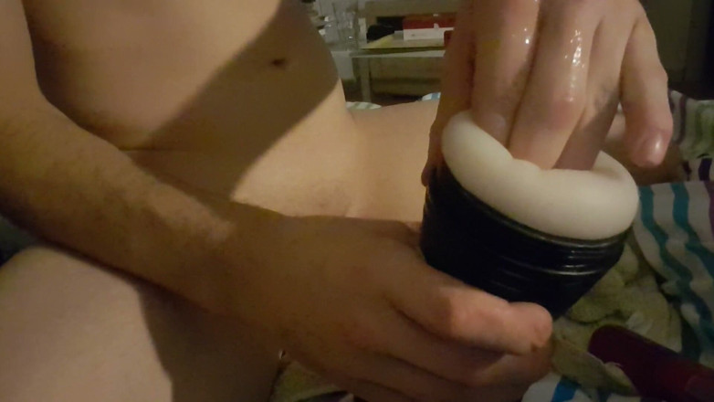 KinkyAktivBoy1992: Mój kutas jest przetwarzany przez kieszonkowego dupka