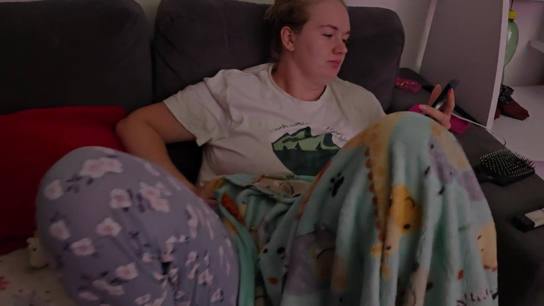 HNC Productions: Ze Speelt Met Haar Telefoon, Ik Speel Met Haar Poesje