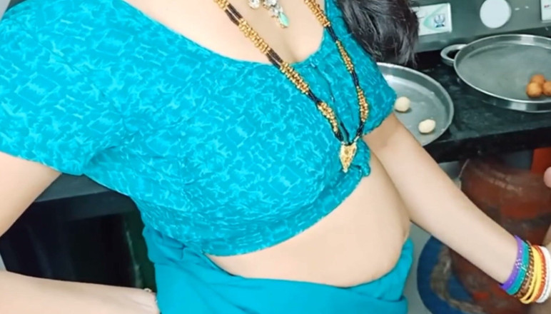 Kavitha_Vintho_: Indische desi-ehefrau in der Küche unser ehemann ging zum sex...