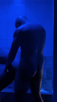 Beruang otot mengongkek latino di sauna gay