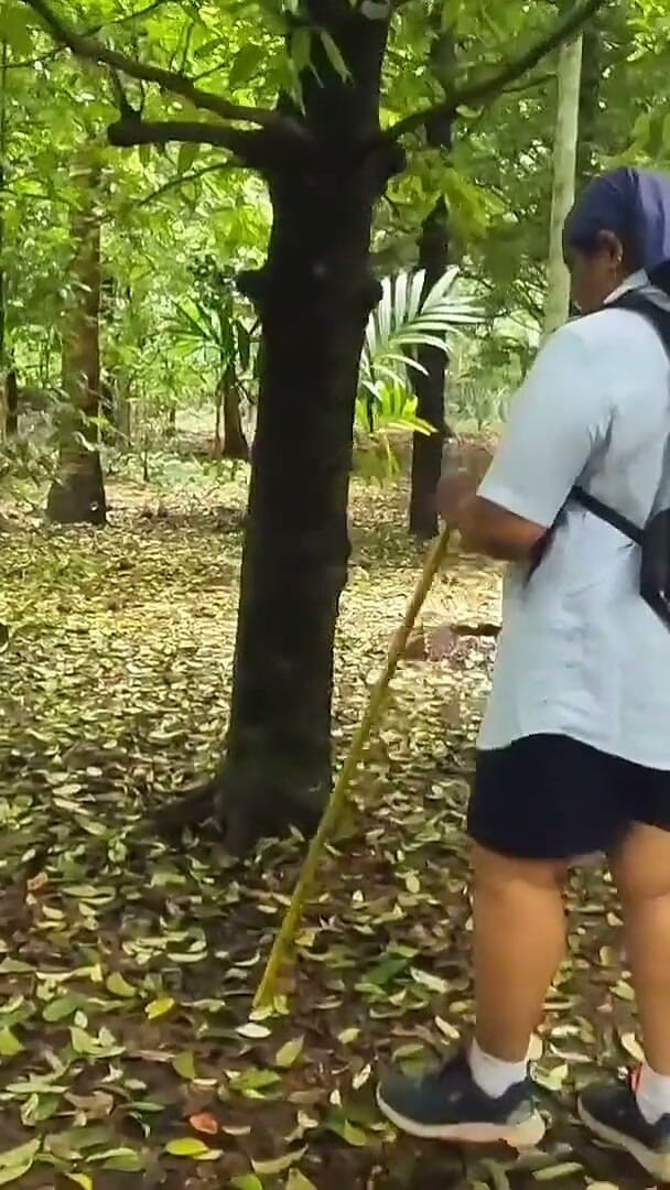 Anne Ipe: House Wife on Vacation, Walking Naked in Jungle. Exposing Her...
