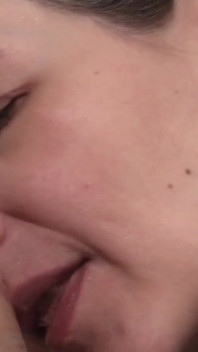 Echter Selbstgedrehter Sex Mit Einem Mädchen, Das Epische Pegging-cumshots Liebt!