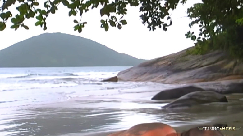 Teasing Angels: 금발 밀프가 깊게 따먹히는 동안 해변에서 애널 섹스가 흥분해 보입니다.