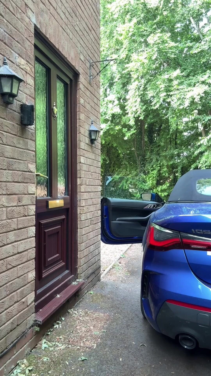 Kellycd2022: 빨간 동물 프린트 드레스와 힐을 입은 섹시한 크로스드레서 Kellycd2022