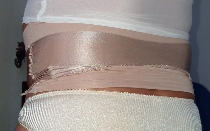 Sexy shinny clothes: Ciekła satynowa spódnica i nylonowe figi