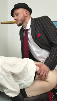 상사에게 엉덩이를 쭉 뻗는 음란한 비서