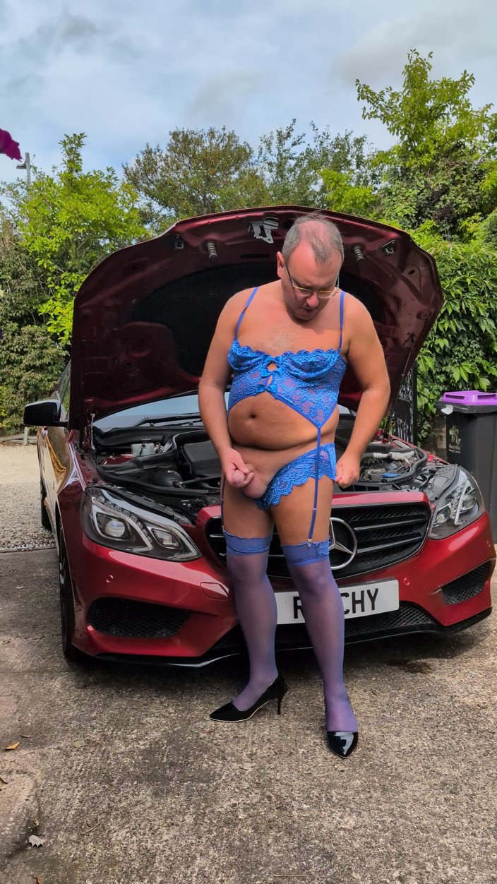 RichySissy69: 車の上でイキしながら楽しんでいる