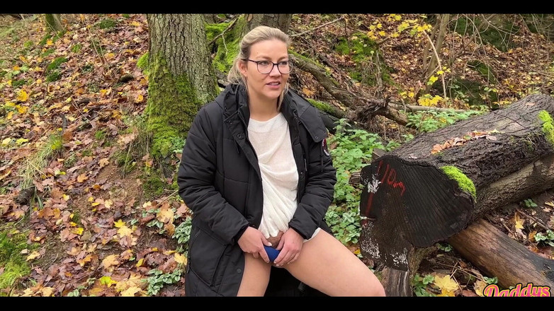 Daddys Luder: 极度饥渴的熟女屄在户外潮吹