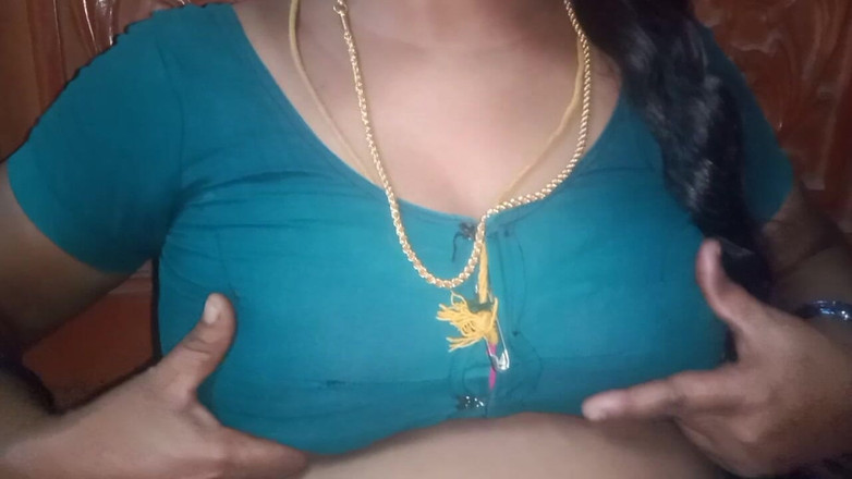 Vaishnavi35: Tamilská teta si mačká prsa, když je sama a nemůže...