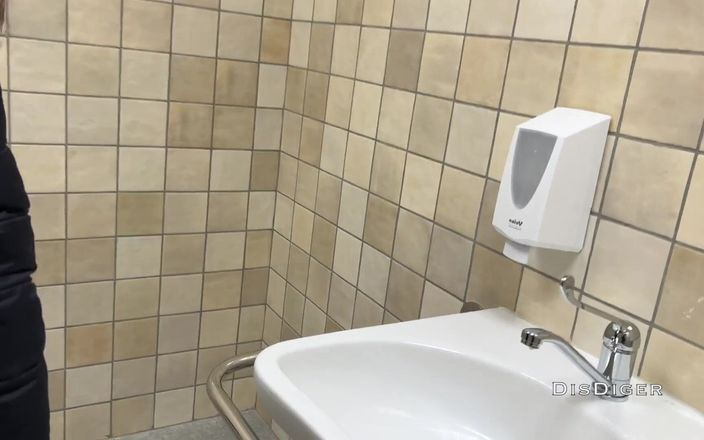 Dis Diger: Echte pornocasting in een openbaar toilet van een winkelcentrum