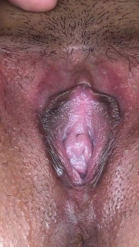 Extreme close-up van strakke Aziatische kut - heet solo-poesje plagen! - kijk hoe het mooie bruine poesje van een schattig Aziatisch meisje zich spreidt