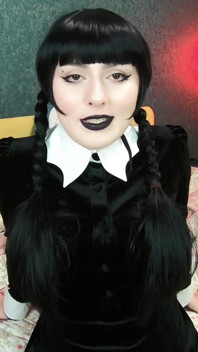 Wednesday Addams te seduce para que juegues a pedir dulces para adultos y correrte dentro de su coño rosado