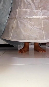 Asiatiska crossdresser sperma bär satin bröllopsklänning bollklänning