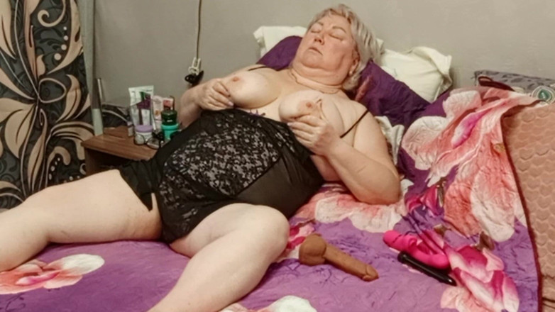 Zona901: Tchýně masturbuje svou šťavnatou, masitou kundičku