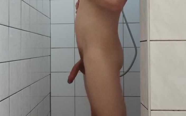 Slim nudist: Junger dünner junge duscht