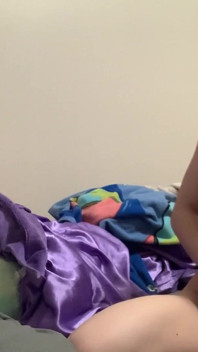 Teenka ukazuje a stříká do těsného malého těla