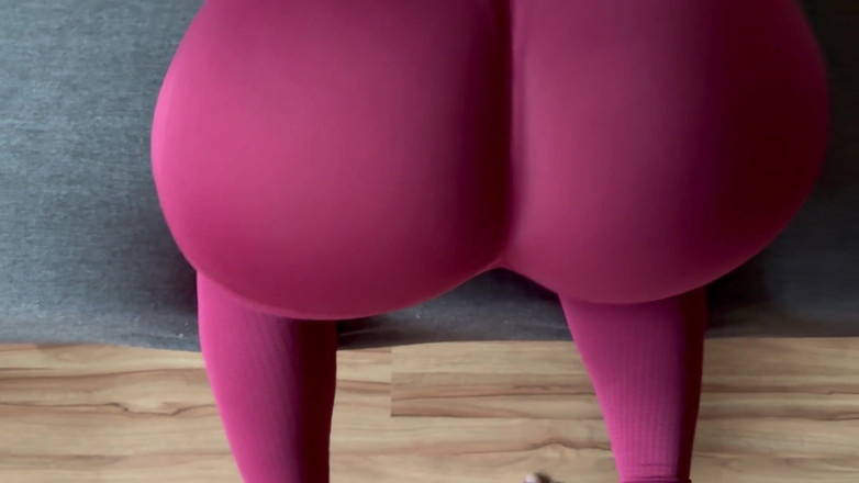 Christy X Taylor: Cul parfait dans un pantalon d’entraînement à la gym