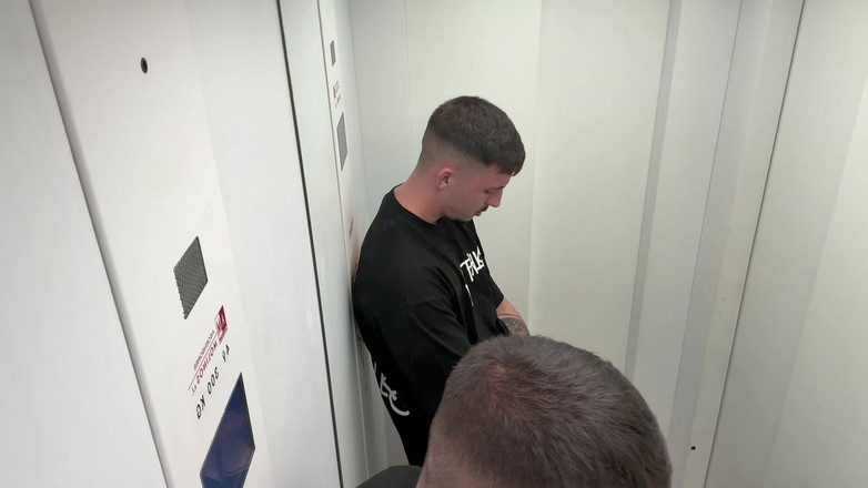 Rossa Vaxx: Follamos En El Ascensor Y Nos Pilla Un Vecino