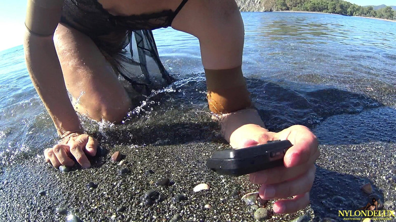 Nylondelux: Nasses Tüllkleid Und Nylon Am Strand