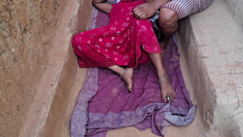 Trilokinath: bhaartiy bhaabhi baahar khel rahi hai