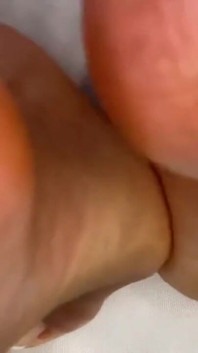 Pink Foxx फ्रेंच Pedicure के साथ अंगूर की अंगूर हिलाती है