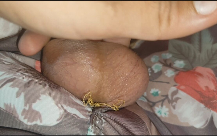 Straight Daddy Club: शॉर्ट्स के छेद से बाहर आने पर लंड सख्त हो जाता है.