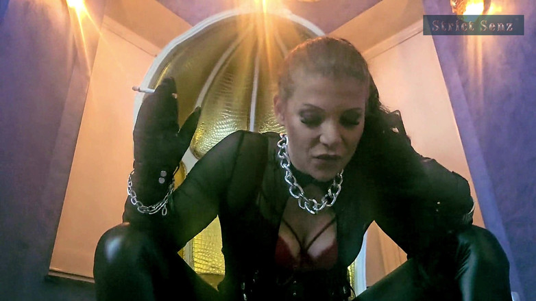 Strict Senz: Stina Stone Dominazione Femminile Che Fuma Posacenere Umano Sputa Umiliazione...