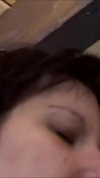 Prsatá děvka se dotýká své kundičky robertkem při sledování porna