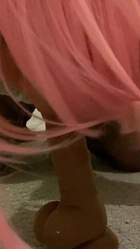 Sissy Travestito in abito attillato e calze alte alla coscia con mutandine e maniche da cazzo si mette in mostra e succhia un grosso dildo