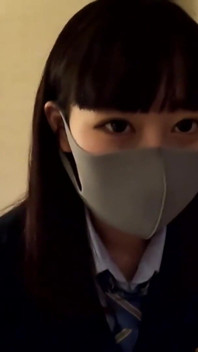伝説の美女が水着姿で現れ、大胆な挑戦が忘れられない初体験の瞬間へと導く