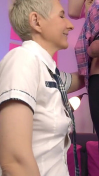 Schnüffel an seinen eiern, während er wichst und das ganze sperma nimmt!