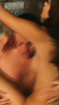 Latina Daisy Marie kriegt johnnys schwanz tief in den hals, bevor sie ihn hart reitet