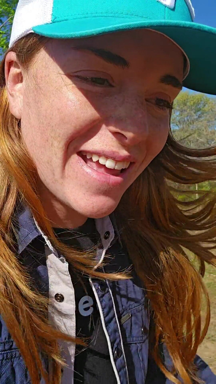 NaughtyRedFarmgirl: Une rousse baise son cul et sa chatte en train...