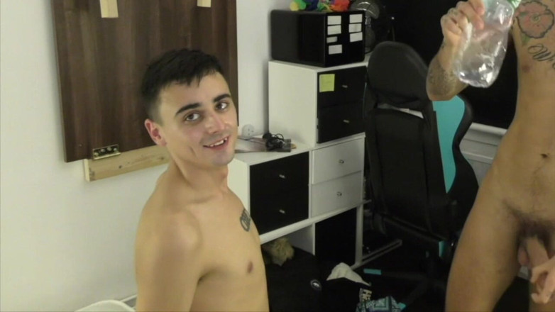 TWINKS TWINKS TWINKS: Un chico joven por un hetero
