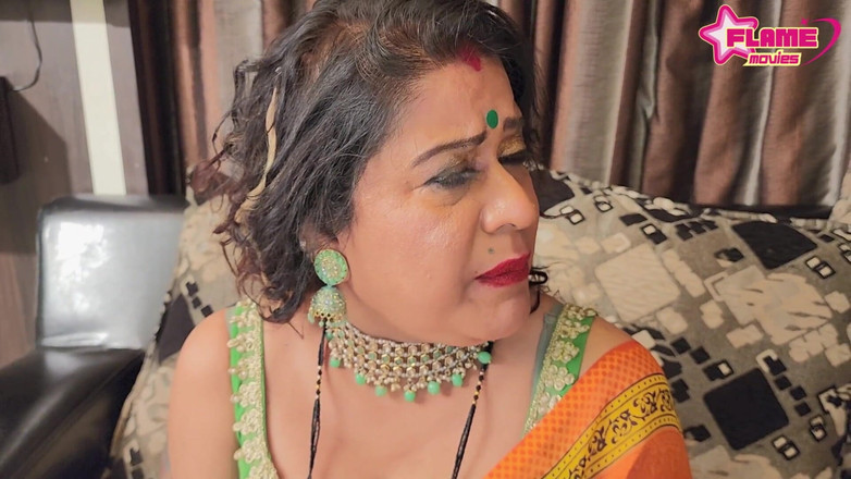 DesiHeat Studio: 德西大胸部牛奶熟女ardcore与苗条男孩湿屁股