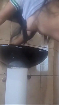 Une étudiante se fait baiser dans les toilettes de l’institut et fait du porno amateur avec une culote