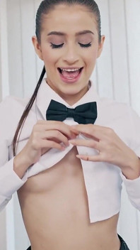 Fofa pequena Sofia Smith com peitos pequenos e bunda redonda