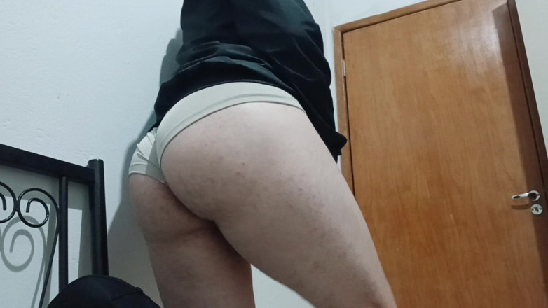 amateurbrazilian: Ukazuje zadek s kraťasy zabořenými v zadku