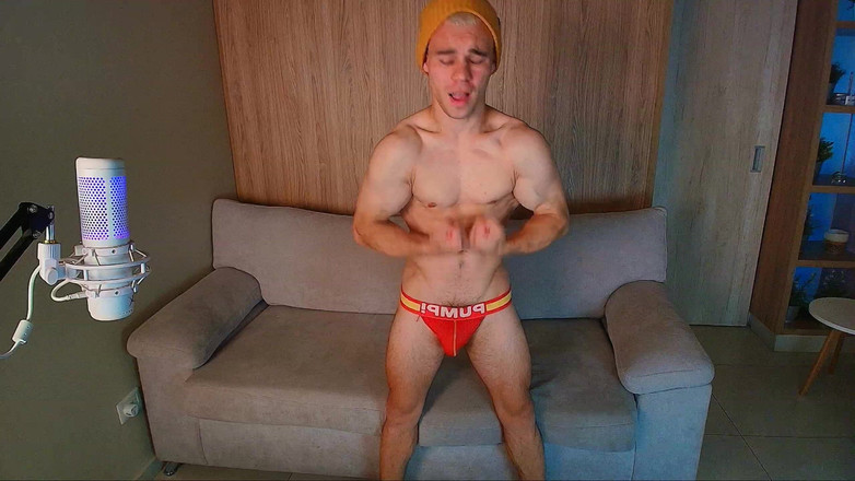 Max_Russell: Lelaki Rusia yang kacak mempamerkan otot dan punggungnya